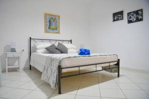 A bed or beds in a room at Seaside Villa Alexandra,Acharavi.