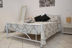 A bed or beds in a room at Seaside Villa Alexandra,Acharavi.