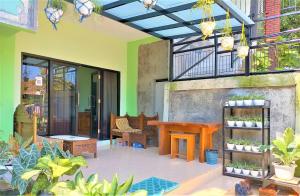 バニュワンギにあるCheap Inn Banyuwangiの木製テーブルと植物のあるパティオ