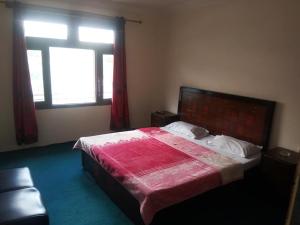 - une chambre avec un grand lit et une fenêtre dans l'établissement Shalimar Hotel And Restaurant, à Ponedas
