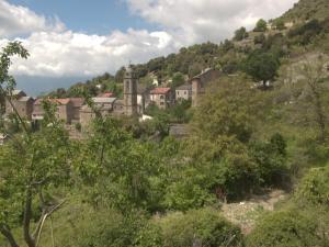 a village on the side of a hill at Maison de Caractère in Bustanico