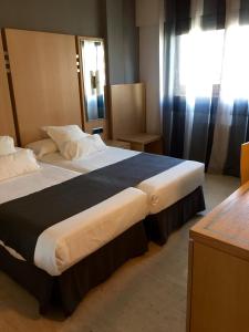 Posteľ alebo postele v izbe v ubytovaní Hotel Faro Salazón
