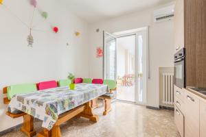 a kitchen and dining room with a table and chairs at RobertONE Guest House in Bari