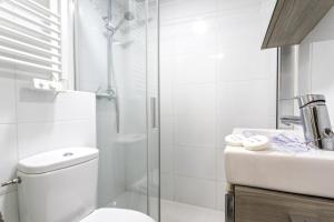 マラガにあるLivemálaga Malaguetaのバスルーム(シャワー、トイレ、シンク付)