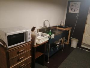Eldhús eða eldhúskrókur á Kusatsu Onsen Guesthouse Gyoten