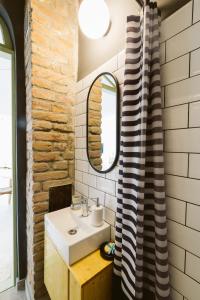 uma casa de banho com um lavatório e um espelho em Hangers em Turda