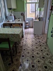 Una cocina con una mesa y sillas y un suelo. en Apartments Martinetti, en Herceg-Novi 35 fotos más