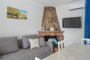 Televízia a/alebo spoločenská miestnosť v ubytovaní Stabiaeflor Apartment