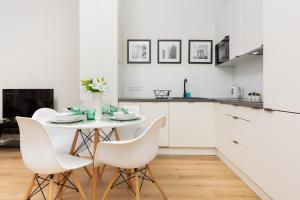 Kuchyňa alebo kuchynka v ubytovaní Apartments Warsaw Gagarina by Noclegi Renters + 37 fotografií