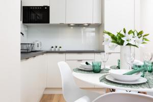 Kuchyňa alebo kuchynka v ubytovaní Apartments Warsaw Gagarina by Noclegi Renters