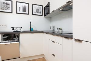 Kuchyňa alebo kuchynka v ubytovaní Apartments Warsaw Gagarina by Noclegi Renters