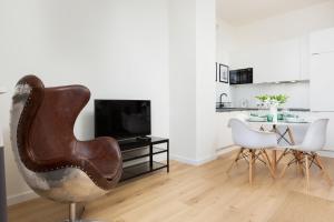 Televízia a/alebo spoločenská miestnosť v ubytovaní Apartments Warsaw Gagarina by Noclegi Renters