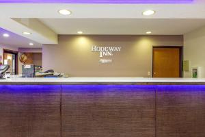 Lobbyen eller receptionen på Rodeway Inn Coopersville + 32 billeder