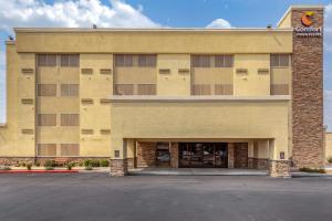 um grande edifício com um parque de estacionamento em frente em Comfort Inn & Suites Albuquerque Downtown em Albuquerque