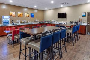 a restaurant with tables and chairs and a bar at Comfort Inn City of Natural Lakes in Santa Rosa