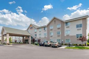 a hotel with cars parked in a parking lot at Comfort Suites Columbus West - Hilliard in Columbus