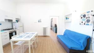 salon z niebieską kanapą i stołem w obiekcie Domus Garruba - Casa Vacanze Bari w mieście Bari