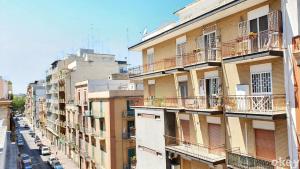 apartamentowiec z balkonami przy ulicy miejskiej w obiekcie Domus Garruba - Casa Vacanze Bari w mieście Bari