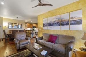 Χώρος καθιστικού στο EagleRidge Lodge 201 condo