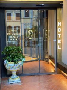佛羅倫斯的住宿－帕拉索本齊酒店，门前有植物的花瓶
