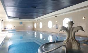 Piscina a Seven Oaks Hotel o a prop