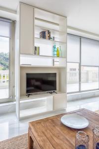 Televízia a/alebo spoločenská miestnosť v ubytovaní Pinar Vip Class Malaga C/Alcazabilla