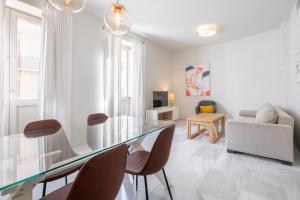 Televízia a/alebo spoločenská miestnosť v ubytovaní Pinar Vip Class Malaga C/Alcazabilla