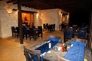 un restaurante con mesas y sillas de madera y mesas y registrador en The Oasis en Abu Dabab