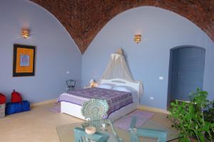 1 dormitorio con 1 cama en una habitación en The Oasis, en Abu Dabab