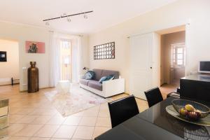 a living room with a couch and a table at Relais Di Giada in Como