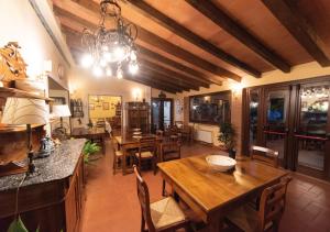 jadalnia z drewnianym stołem i krzesłami w obiekcie Il Sorgituro - Agriturismo w mieście Postiglione +37 zdjęć