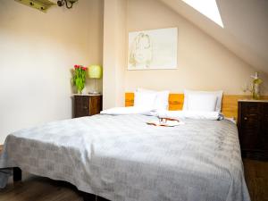 1 dormitorio con 1 cama grande con sábanas blancas en Willa tuŻur, en Osie