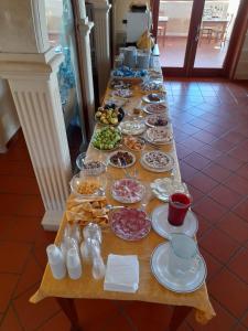 una mesa larga llena de platos de comida en Tenuta Don Monaco - Agriturismo, en Santa Cesarea Terme