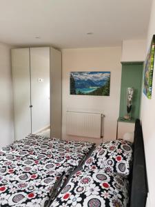 ein Schlafzimmer mit einem Bett mit einer Blumendecke in der Unterkunft Casa Auszeit in Oranienburg