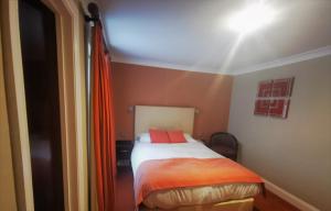 A bed or beds in a room at Kings Hotel 