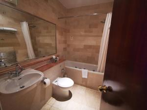 A bathroom at Kings Hotel 