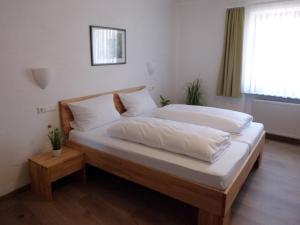 - une chambre avec 2 lits avec des draps blancs et une fenêtre dans l'établissement Hotel Restaurant Zur Pfanne, à Coblence