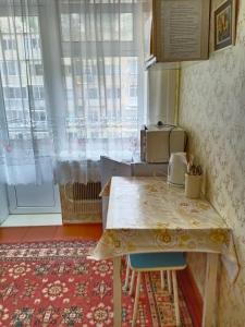 TyrnyauzにあるApartment v Prielbrusyeの小さなキッチン(テーブル、椅子2脚付)