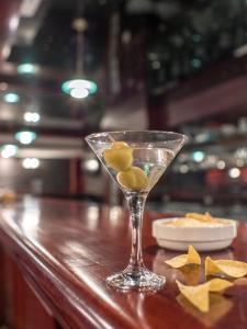 un verre de martini assis au-dessus d'un bar dans l'établissement Serenity Fun City, à Hurghada