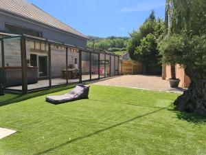 un patio con una bolsa de frijoles en la hierba en Gîte des Vernizeaux, en Le Creusot