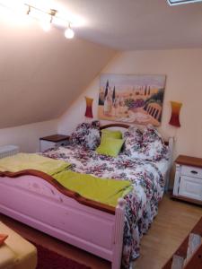 a bedroom with a bed with a painting on the wall at Ferienhaus Badetz in Badetz