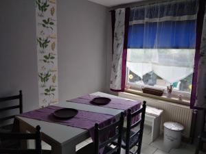 a table and chairs in a room with a window at Ferienhaus Badetz in Badetz