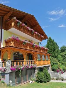 ein Haus mit einem Balkon mit Blumen darauf in der Unterkunft Wagnerhof in Pichl bei Aussee