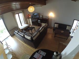 einen Blick über ein Wohnzimmer mit Sofa und Stühlen in der Unterkunft Dramalj apartman 4+1 in Dramalj