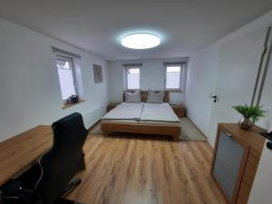 ein Zimmer mit einem Bett und einem Sofa darin in der Unterkunft Haus Chiara in Bad Kissingen