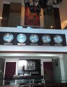 un mostrador con relojes en la pared en una tienda en BLESSING RESIDENCE HOTEL, en Yakarta