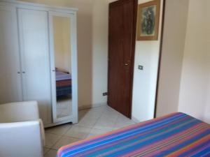 1 dormitorio con cama y puerta con espejo en Oasi naturale "Roscignola" en SantʼOnofrio