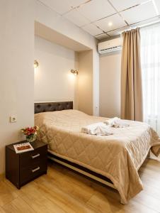 1 dormitorio con 1 cama grande en una habitación en Отель Заречье, en Moscú