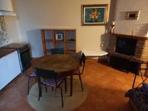 - une cuisine et une salle à manger avec une table et des chaises dans l'établissement Marameo b&b, à Caorso