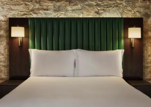 Postel nebo postele na pokoji v ubytování Bodmin Jail Hotel
